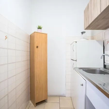 Leone Apartment *